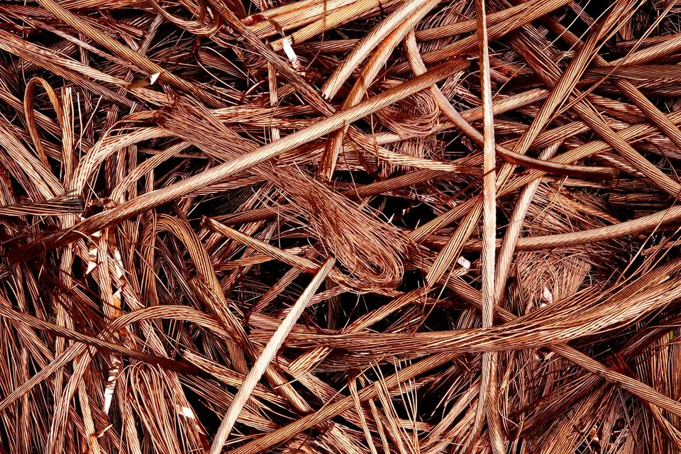 Hilos de cobre apilados para recuperar como material metálico